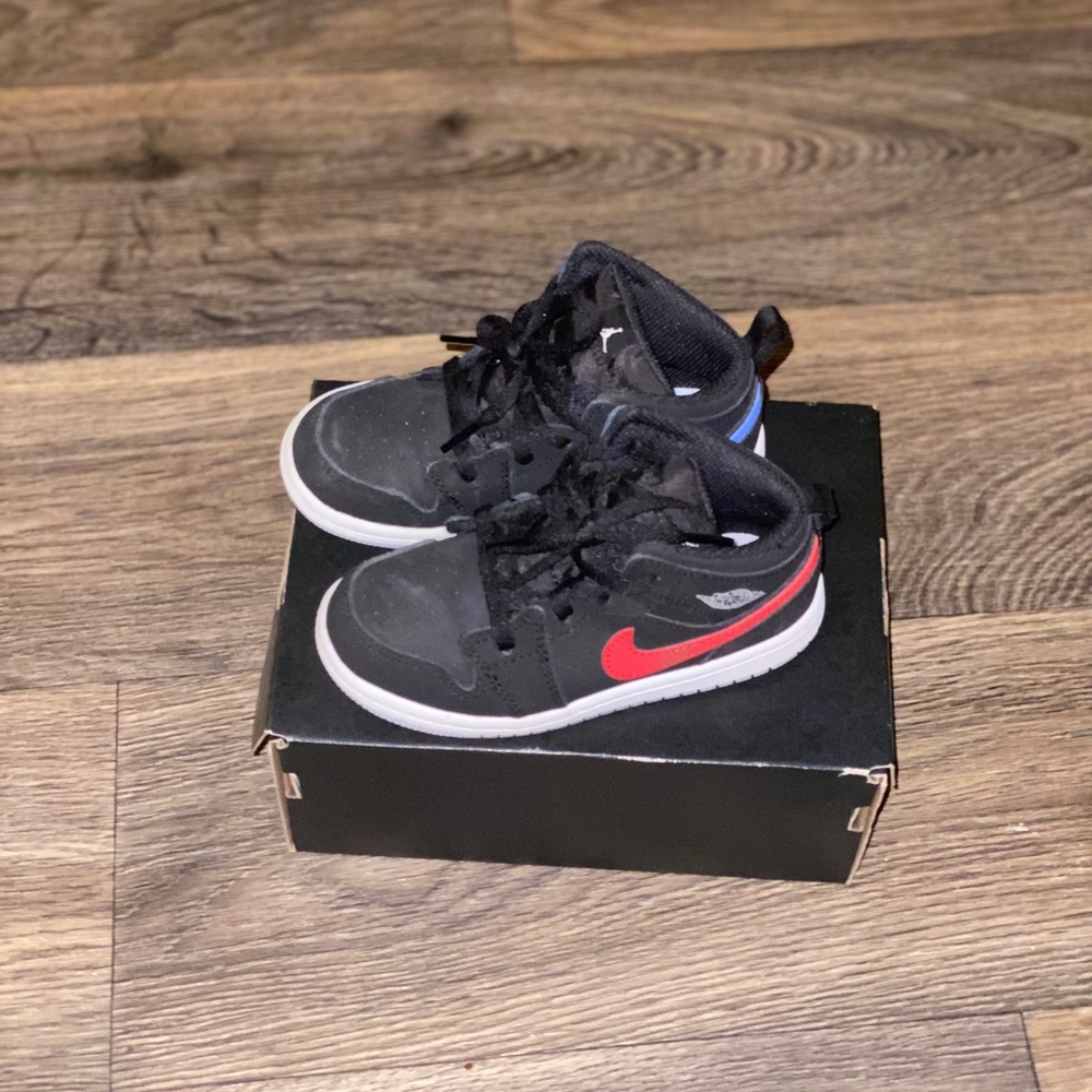 COPY - COPY - COPY - Gently used Jordan’s size 9C